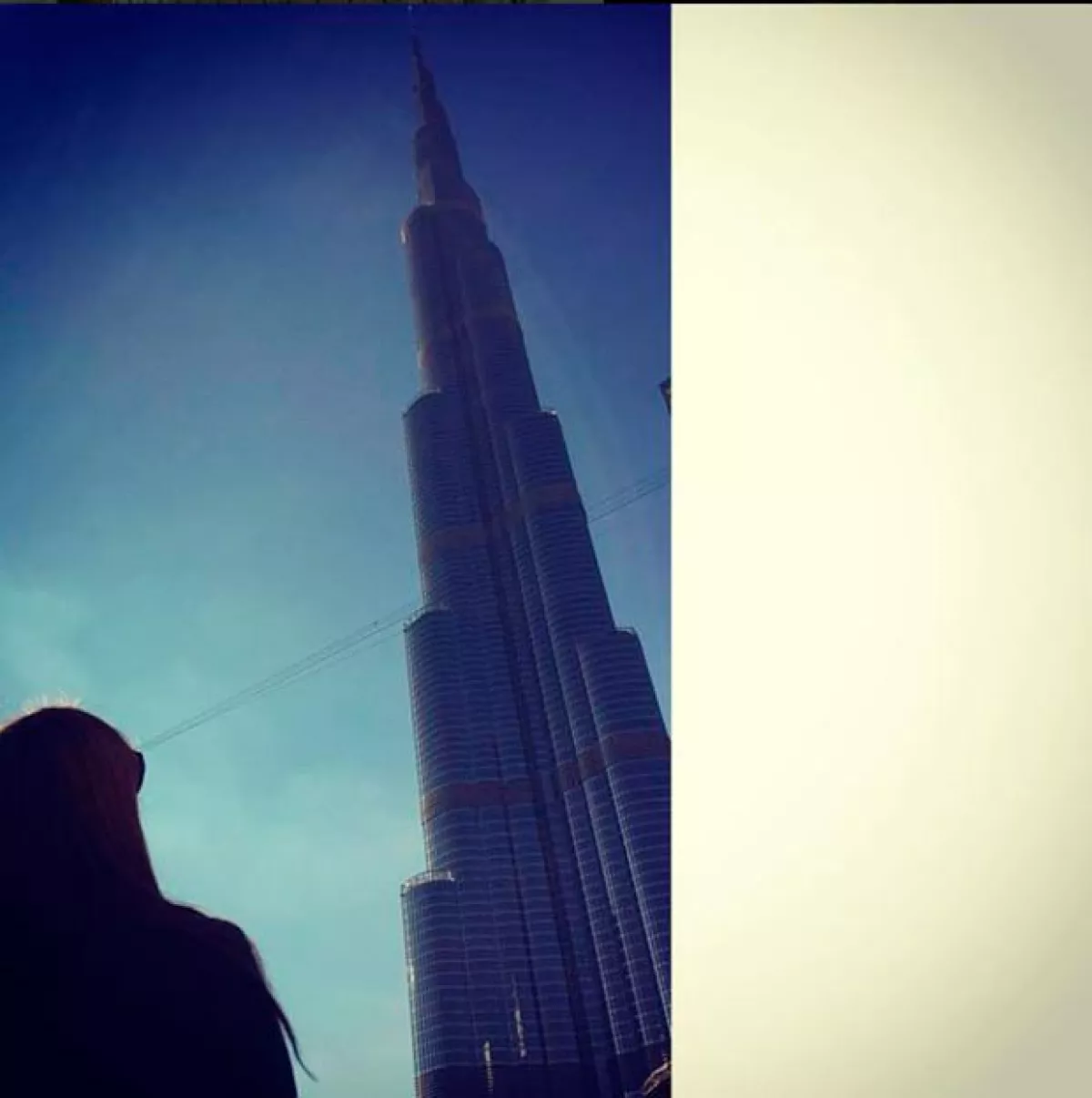 Hanna admirando el rescacielos Burj Khalifa en los Emiratos Árabes Unidos.