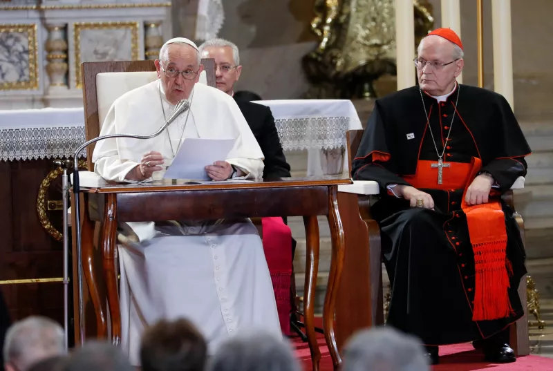 El Papa Francisco habla junto al cardenal Peter Erdo, mientras asiste a una reunión con obispos, sacerdotes, diáconos, miembros de órdenes monásticas, seminarios y trabajadores pastorales durante su viaje apostólico en el St. Basílica de Esteban en Budapest, Hungría, 28 de abril de 2023.