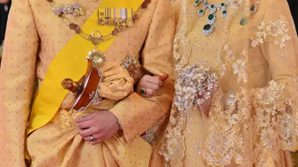 El hijo del sultán del país asiático tuvo una boda sin precedentes en la que los novios vistieron trajes de oro y la novia llevó un ramo de diamantes en lugar de flores, entre otros lujosos detalles.