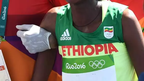 Aunque terminó en séptimo lugar, Etenesh Diro continuó con la competencia luego de que no pudiera volverse a poner uno de sus tenis.