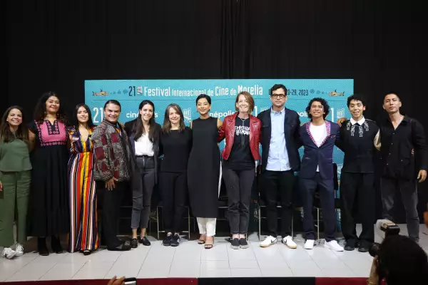 La directora y el elenco de la cinta Temporada de huracanes.