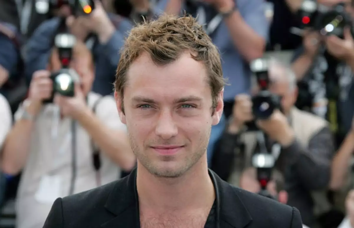 El actor británico logró ser el centro de atención hace unos años cuando aceptó públicamente que engañó a su prometida, Sienna Miller, con la niñera de sus hijos.
