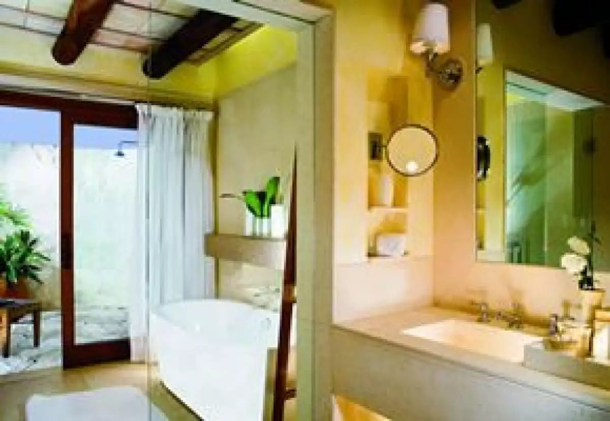 ORIGINAL. Las regaderas de mármol al aire libre es un detalle opcional que no debes dejar de pedir.