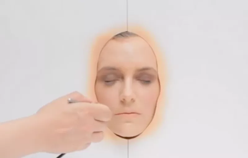 Nowness realizó un video de 3 minutos en donde usan el equivalente de un año de maquillaje en la modelo Hannelore Knuts.
