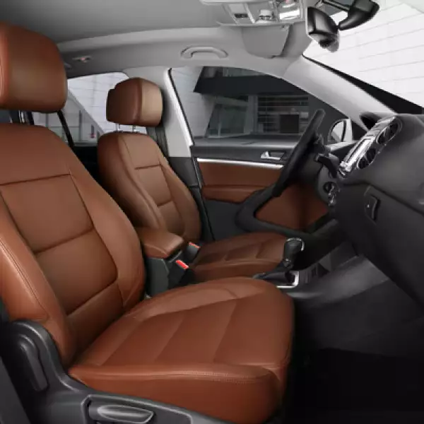 Tiene pantalla táctil a color 6.5”, lector de MP3, ranura para SD Card y 8 bocinas, conexión para teléfono y GPS, entre otras características, y según la versión.