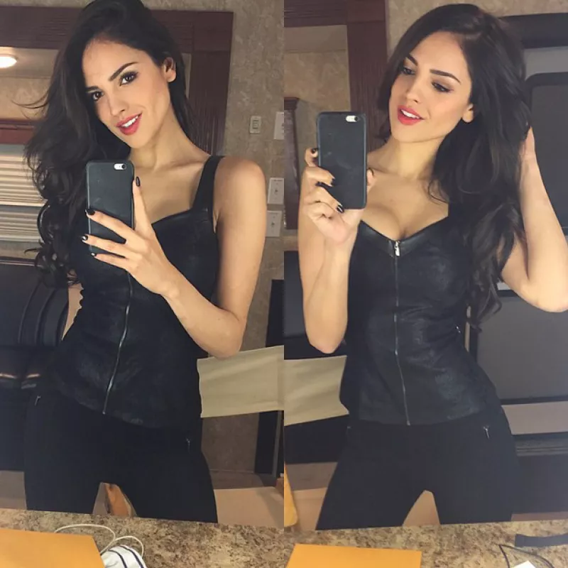 Black hair don't care! La actriz regresó a su original color de pelo para su apariencia en la nueva temporada de la serie que protagoniza.