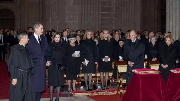 Rey Felipe, reina Letizia, Beatriz de Holanda, infanta Elena, infanta Cristina, reina Sofía y rey Juan Carlos