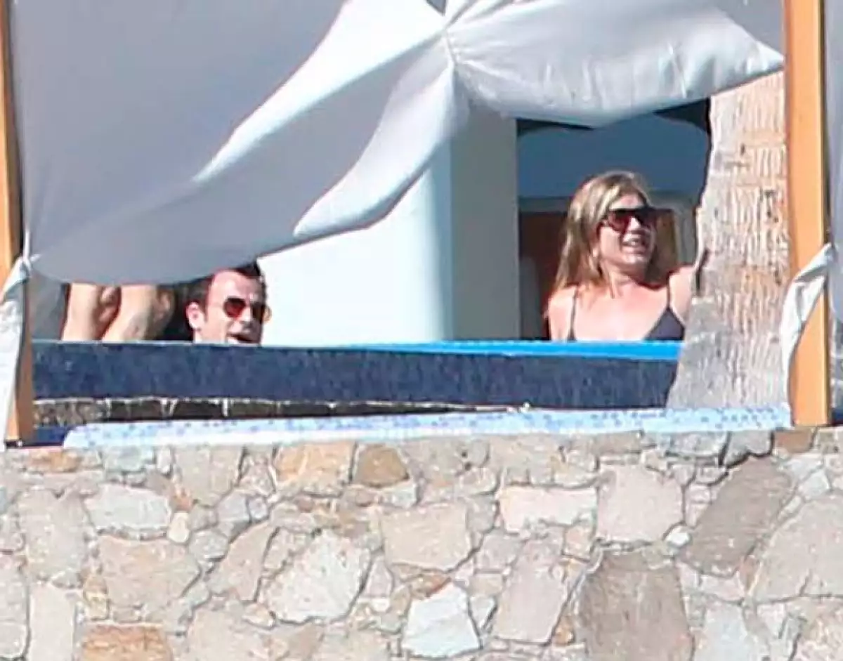 Al igual que George Clooney y Amal Alamuddin, la actriz y su futuro esposo, Justin Theroux se sumaron a las celebridades que recibirán el 2015 en Los Cabos.