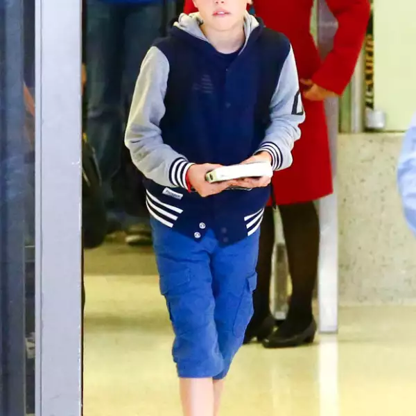 Shiloh fue captada, junto con su mamá y su hermana Zahara, llegando al aeropuerto de Los Ángeles con un nuevo corte de pelo, como el que traen sus hermanos varones.