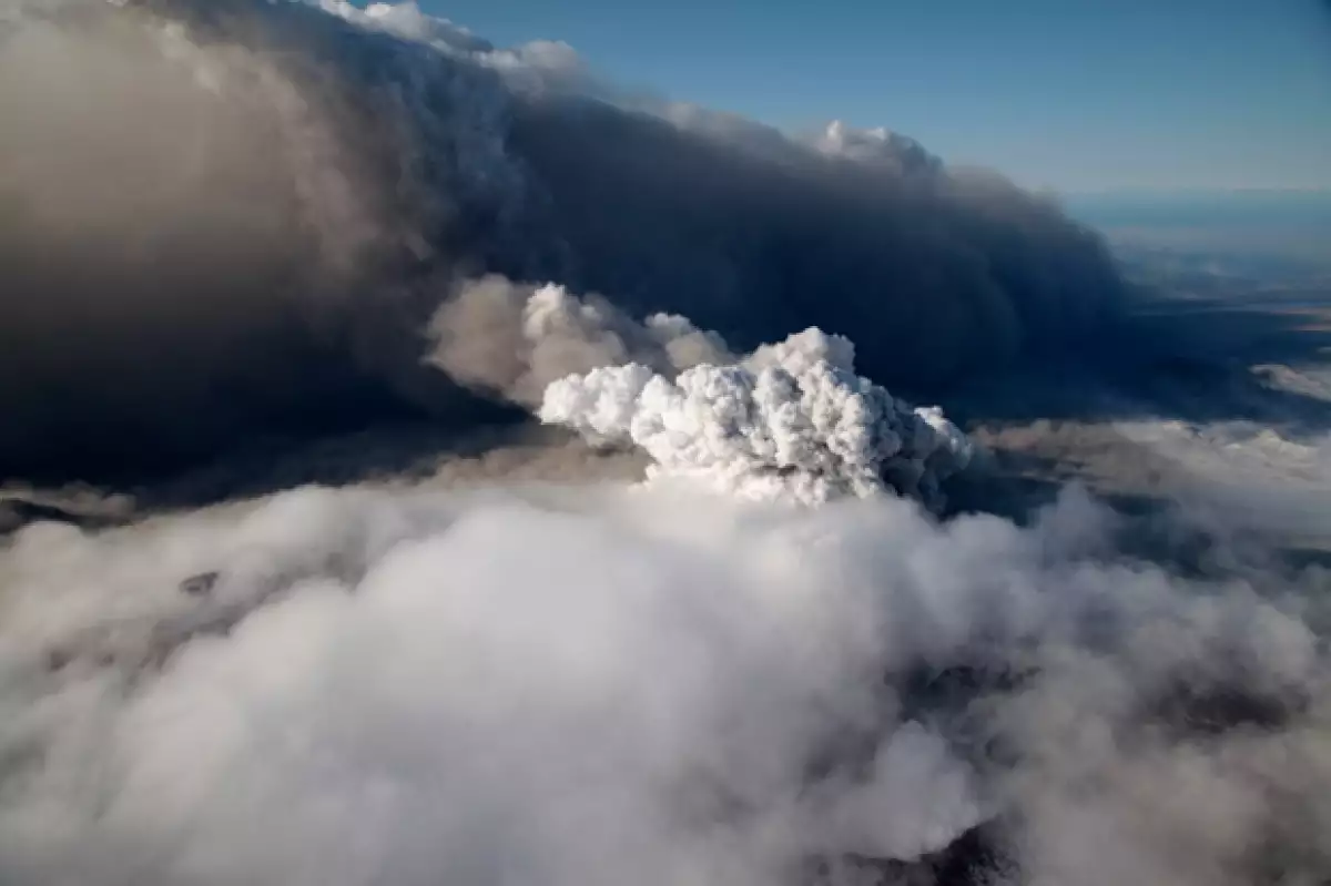 Debido a las cenizas del volcán Eyjafjallajokull en Islandia, la premier de la cinta tuvo que ser trasladada a Los Ángeles; otros eventos también se han visto afectados.