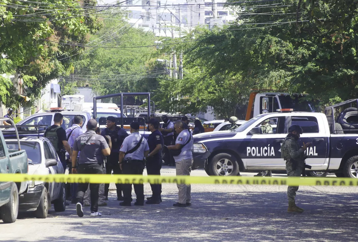 Asesinan a Samuel Buenfil, jefe operativo de la Policía Auxiliar de Acapulco, afuera de las instalaciones de la Secretaría de Seguridad Pública.