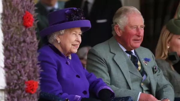 Reina Isabel II y el príncipe Carlos