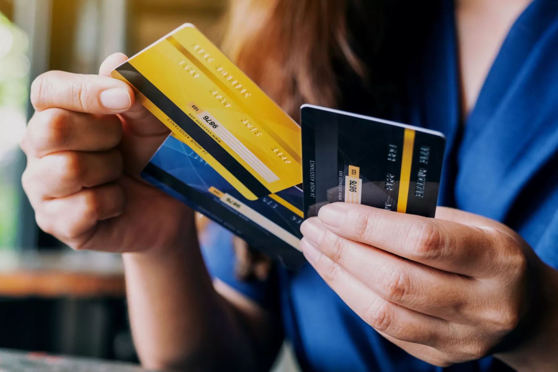 (Mujer ordenando tarjetas de crédito)