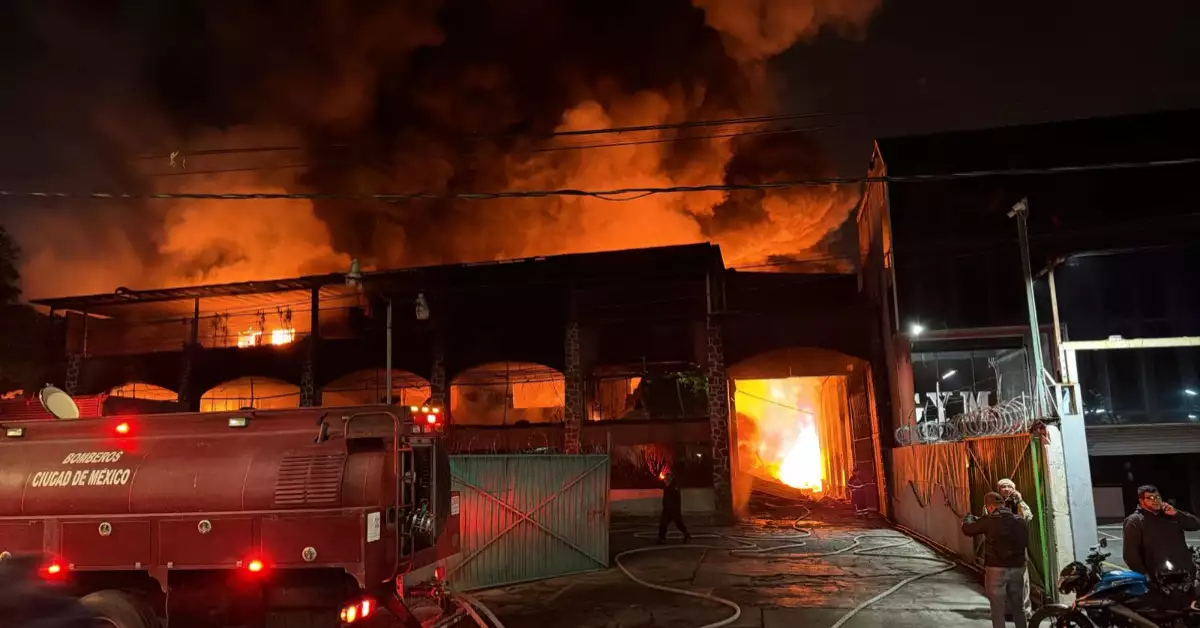 Incendio en fábrica de Xochimilco hoy provoca afectaciones viales y paraliza al tren ligero