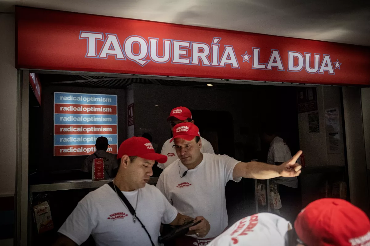 Con ritmo y sabor, la taquería “La Dua” hace honor a la cantante y recibe a cientos de fans