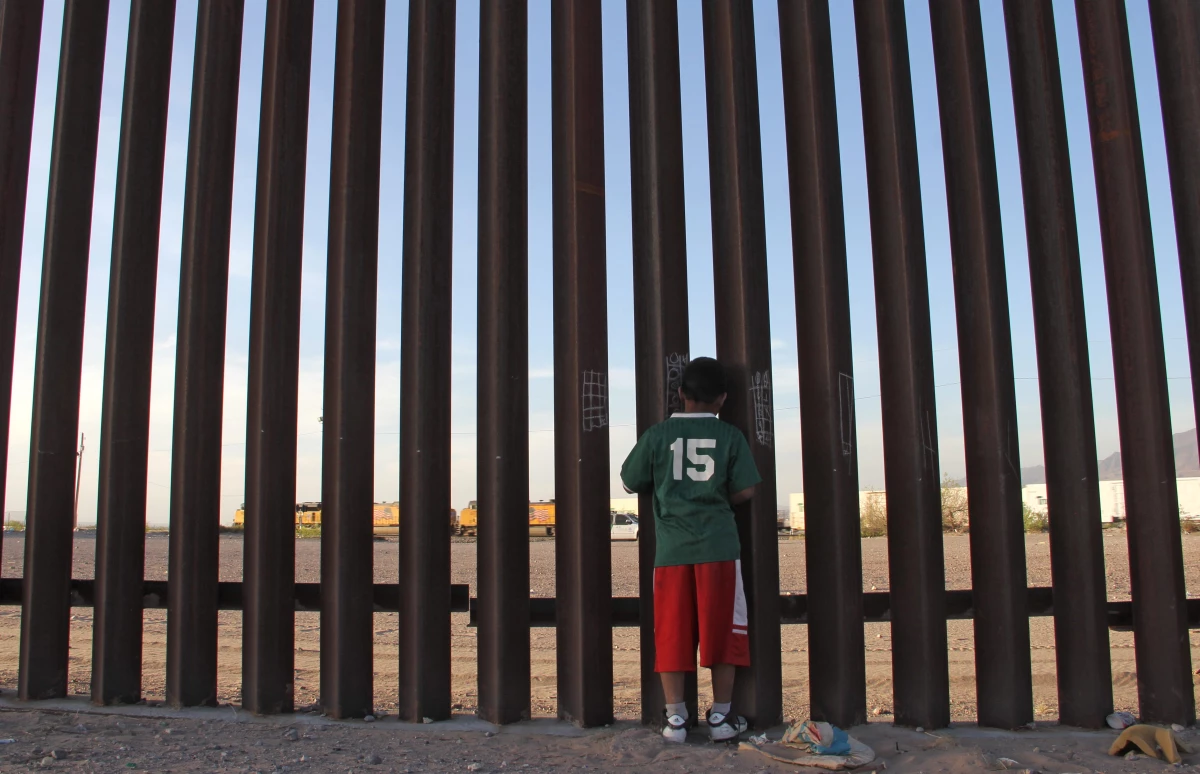 Niño en la frontera