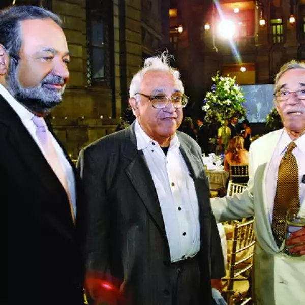Carlos Slim acompañado por dos grandes de la literatura: Carlos Monsiváis y Gabriel García Márquez.