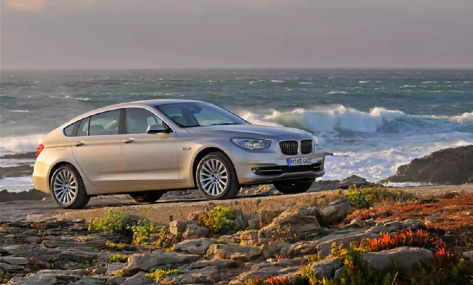 El automóvil ya se encuentra disponible en México: su versión básica, la Serie 535iA Gran Turismo tiene un precio de 71,800 dólares; la versión Serie 550iA Gran Turismo, empieza en un precio de 92,300 dólares.