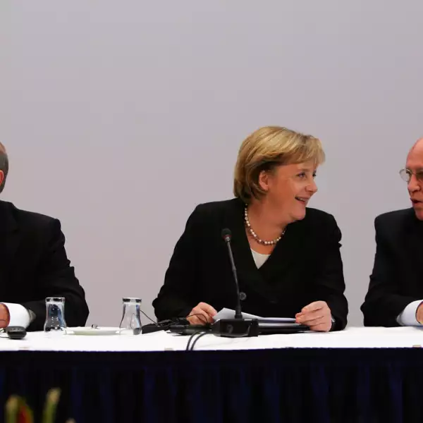 DRESDEN, ALEMANIA - 10 DE OCTUBRE: (L-R) El presidente ruso Vladimir Putin, la canciller alemana Angela Merkel y el ex presidente ruso Mikhail Gorbachev asisten a la conferencia de diálogo germano-rusa de Petersburgo el 10 de octubre de 2006 en Dresden, Alemania. Vladimir Putin se reunió antes con la canciller alemana, Angela Merkel, para conversaciones bilaterales.