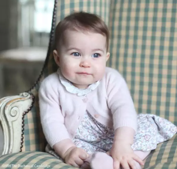 Para su primer aparición sola, la princesa utilizó un vestido de una firma de ropa infantil española.