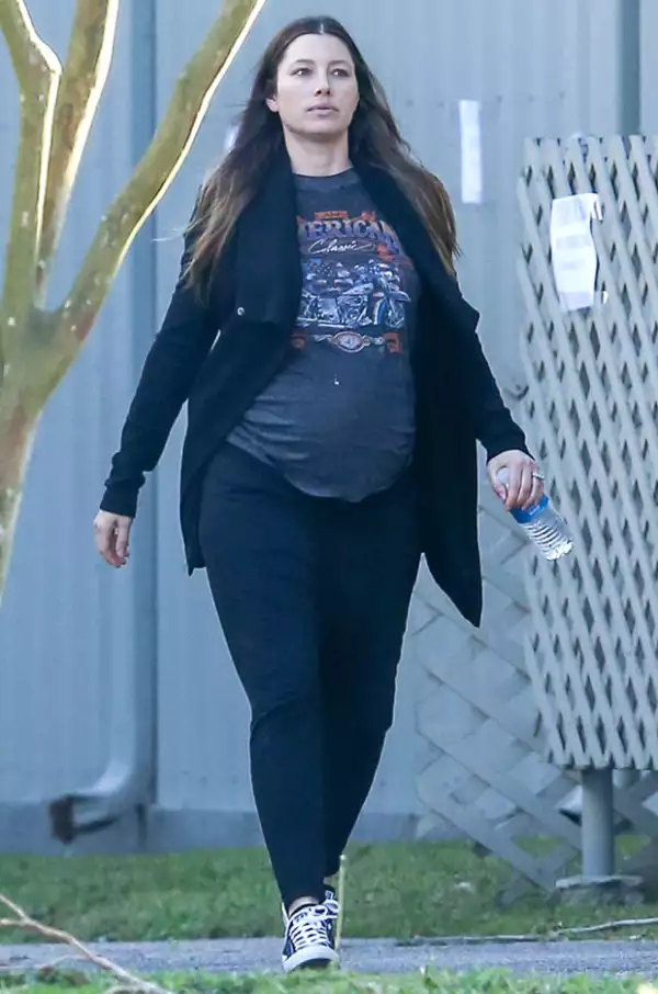 Cómoda y relajada es como han sido los looks de la actriz durante su embarazo.