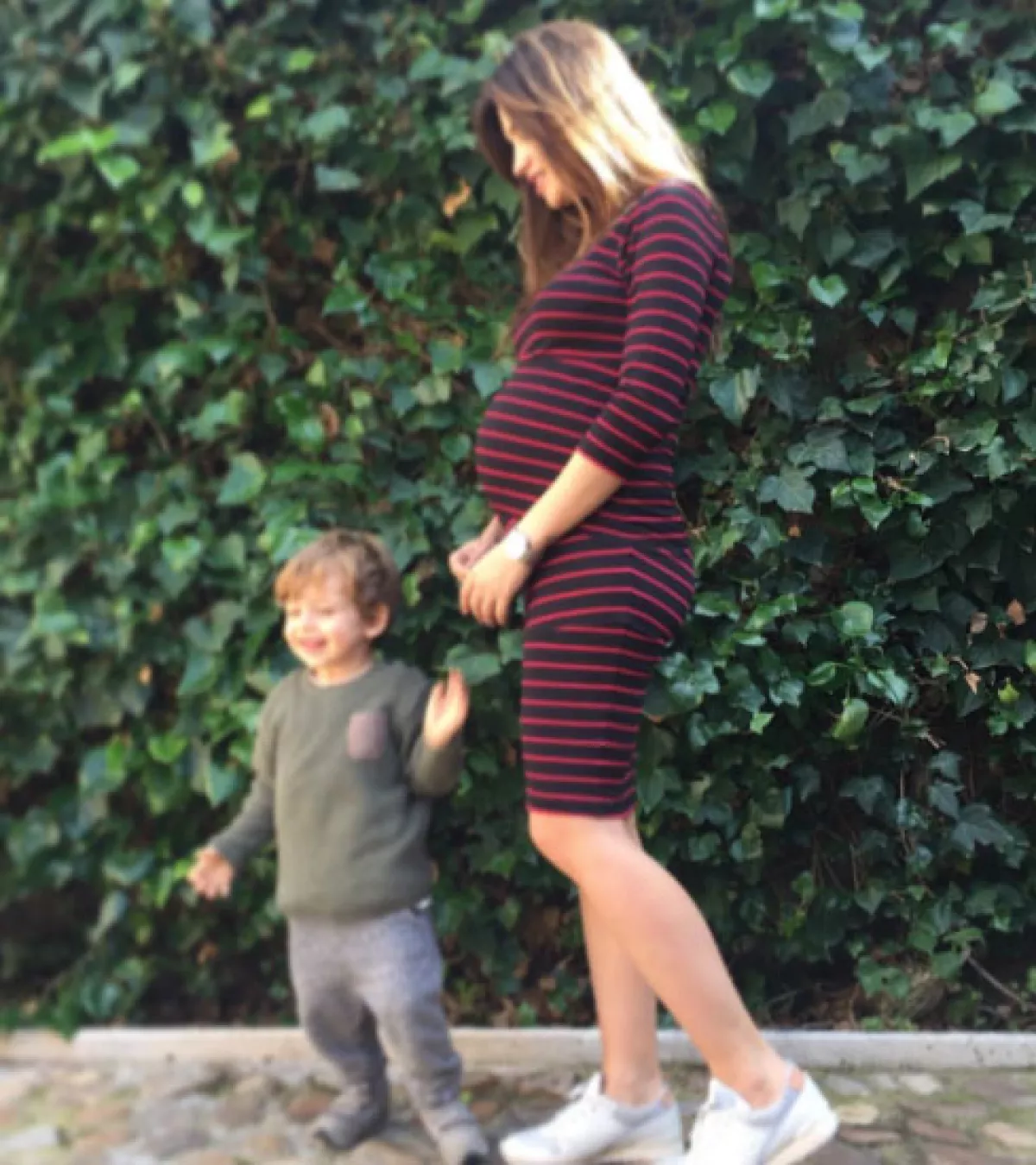 Sara Carbonero ya no puede esconder lo grande que está su baby bump.