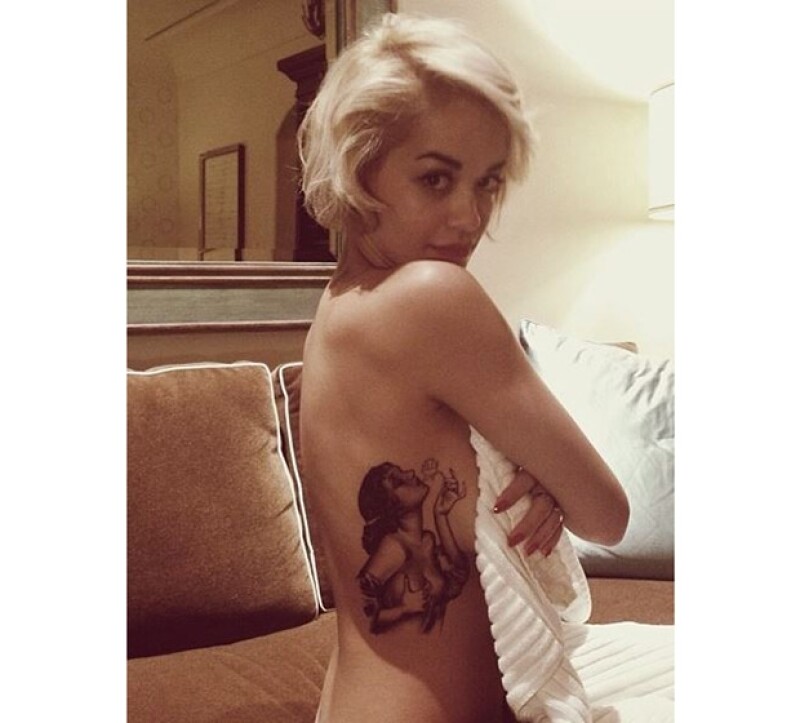 Rita Ora, muy amiga de Cara Delevingne se puso un sexy tatuaje en el torso.