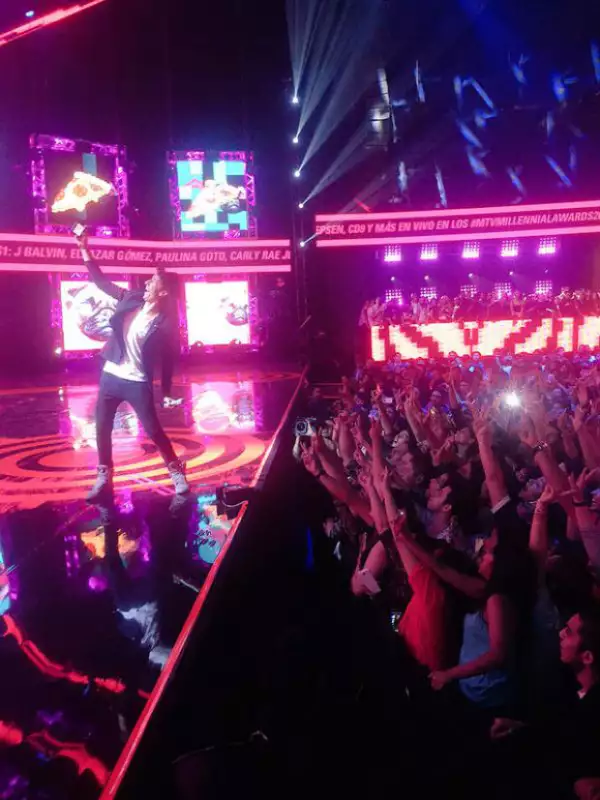 Juanpa Zurita y su momento selfie de la noche.
