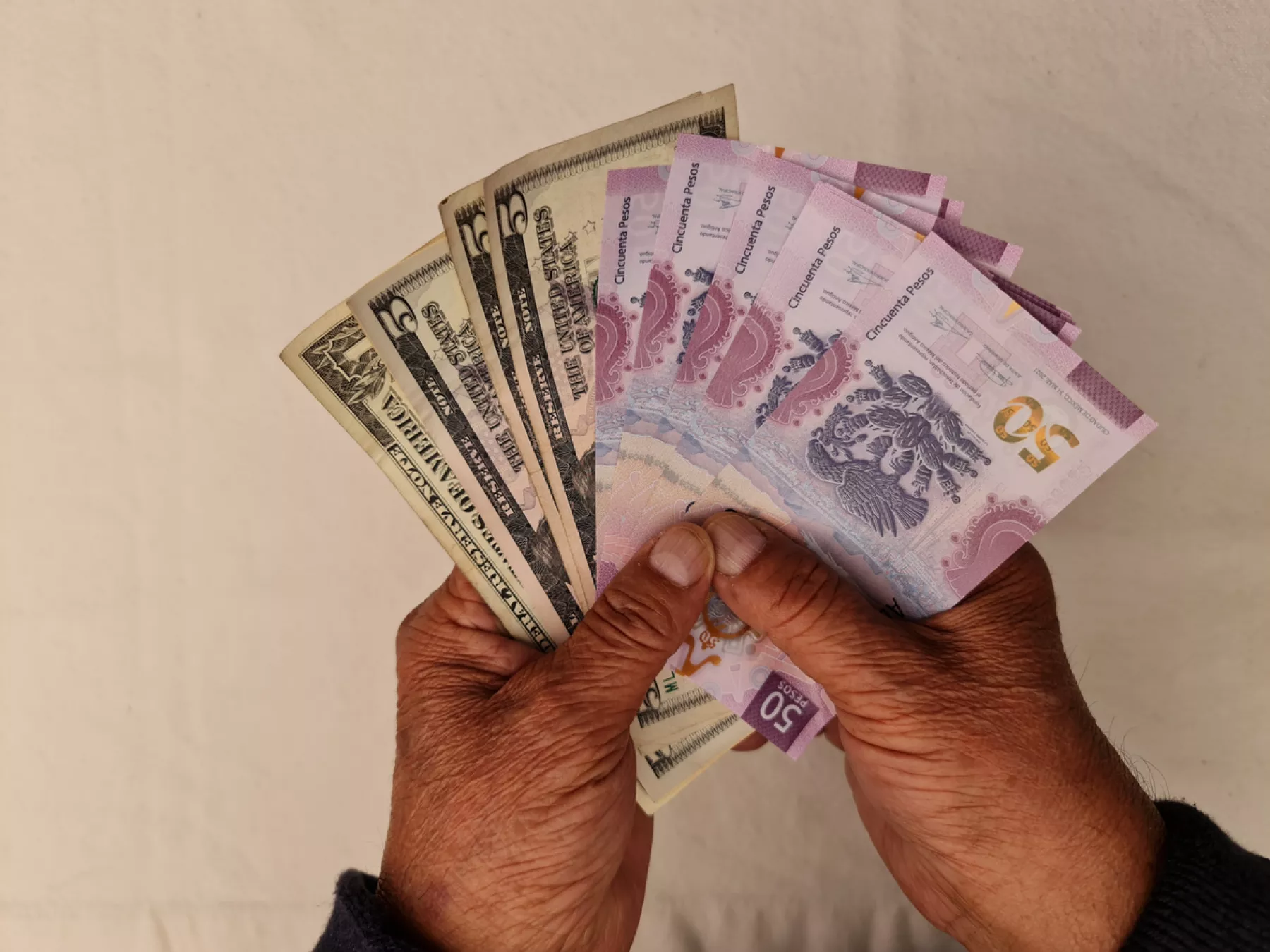 Peso mexicano a dólar hoy, 2 de diciembre: inicia la semana perdiendo terreno frente