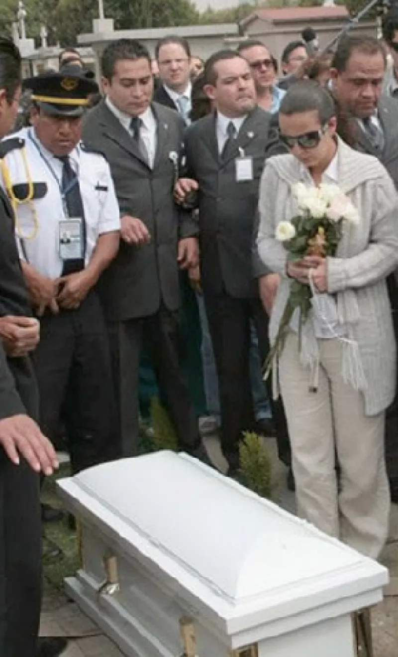 La necropsia que se le practicó a la niña concluyó que el cadáver no mostró rastros de violencia y que ésta murió por la posición en la que se encontraba.