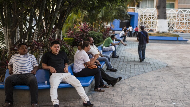 La plaza central de CIudad del Carmen se ve llena a mediodía de un miércoles, mientras que los pobladores cuentan que los restaurantes y bares, donde antes bajan a divertirse a lo largo de la semana los trabajadores de plataformas tras 15 días en el mar, lucen semi vacíos.