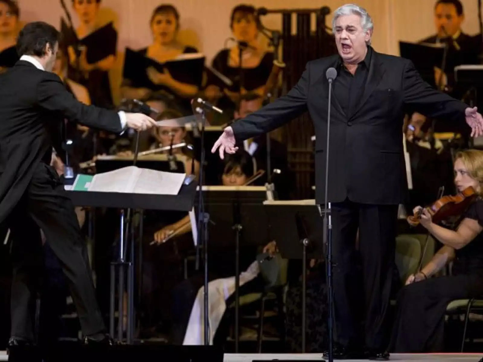 Deleitó a la audiencia con piezas de autores contemporáneos como Mauricio Fabricio, Guido Morra, Federico Moreno Torroba y Pablo Sorozábal, así como `Amor Infinito´, que escribió en coautoría con su hijo, Plácido.