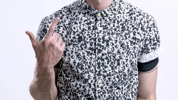 A sus 21 años, el primo de Alex y Paty Sirvent busca conquistar al público más joven con su carisma. Es guapo, extrovertido y super fan de la música, ¿lo logrará?
