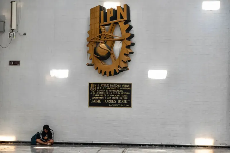 Instalaciones del IPN en donde se observa su logo y a un alumno.