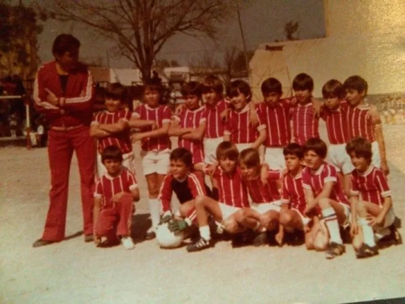 El cantante publicó una foto junto a su equipo de futbol de cuando era niño e invitó a sus fans a reconocerlo, ¿adivinas quién es?