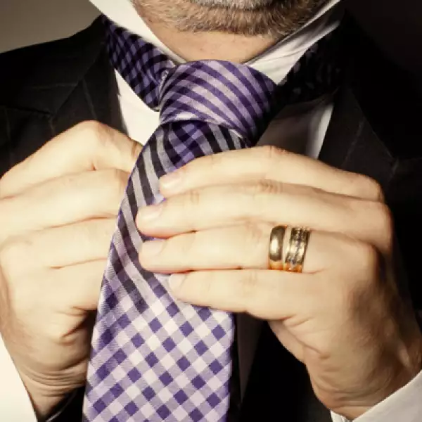 Jalar el extremo ancho hacia abajo para apretar el nudo, sosteniendo –al mismo tiempo– el extremo delgado.