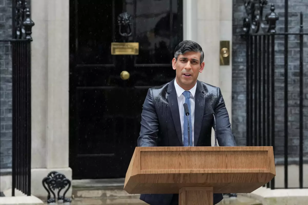 El primer ministro británico, Rishi Sunak, pronuncia un discurso en el que se pide elecciones generales, fuera del número 10 de Downing Street, en Londres, Gran Bretaña, el 22 de mayo de 2024.
