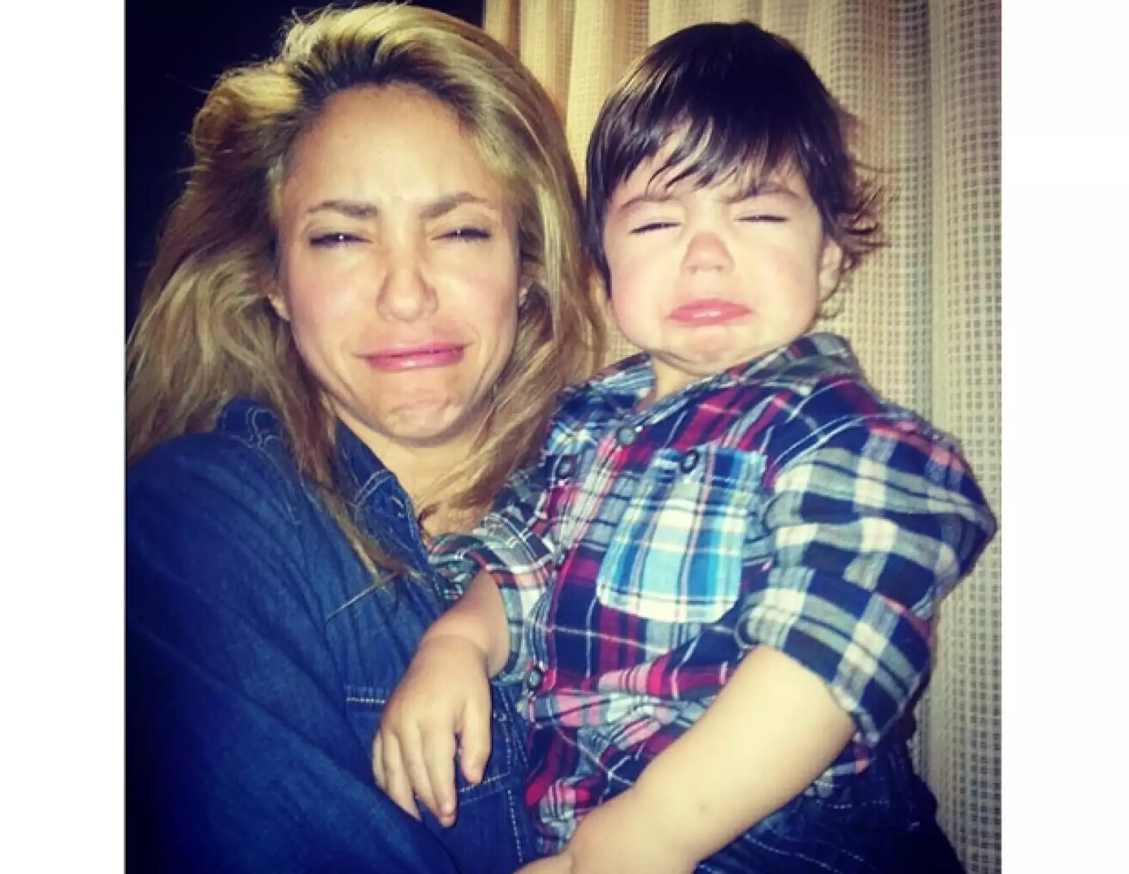 Gerard Piqué captó el momento justo en el que su pequeño hijo tocaba la batería mientras Shakira lo cuidaba.