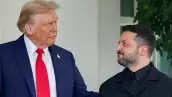 El presidente de los Estados Unidos, Donald Trump, saluda al presidente ucraniano Volodymyr Zelenskiy a su llegada a la Casa Blanca, en medio de negociaciones para poner fin a la guerra rusa en Ucrania, en Washington, D.C., EE. UU., 18 de agosto de 2025