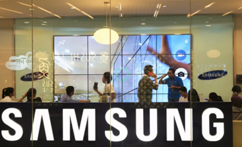 El primer juicio de Apple contra Samsung terminó a favor de la primera por una suma de 1,000 mdd. (Foto: Reuters)