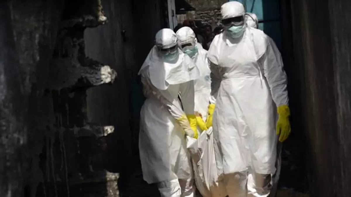 Trabajadores de la Cruz Roja cargan el cuerpo de una víctima del ébola en Monrovia, Liberia