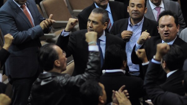 Tras 20 horas, desnudos, ataques verbales y jaloneos, el Congreso aprobó la reforma energética en un auditorio alterno al Salón de Sesiones este jueves.