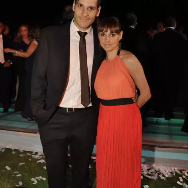 Un vestido de dos colores con un cinturón en un tono contrastante siempre te hará lucir muy cómoda y fashion, como ocurrió con Gloria Díaz.