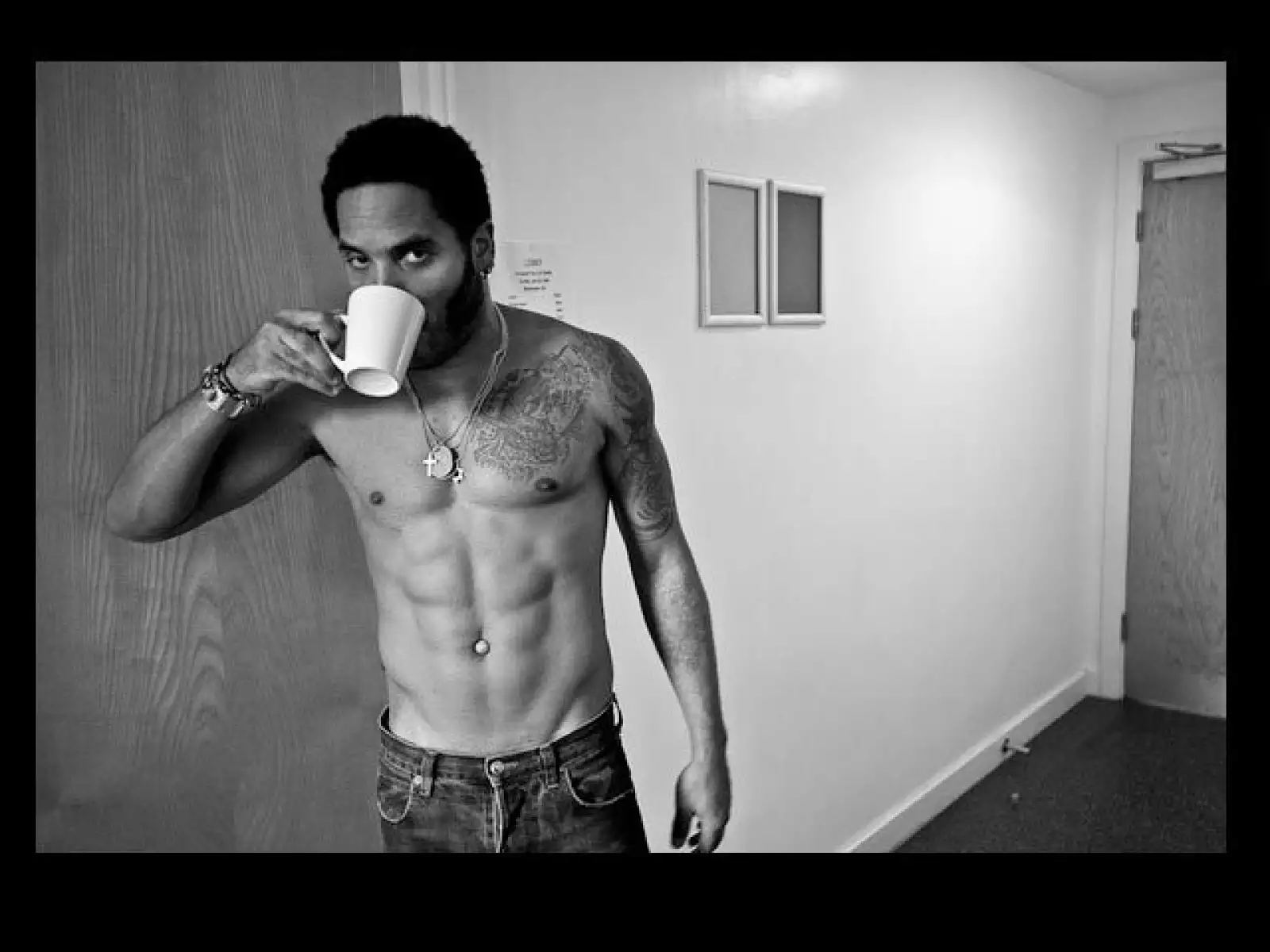 Es neoyorkino, hijo de el productor de televisión Sy Kravitz y la actriz Roxie Rocker.