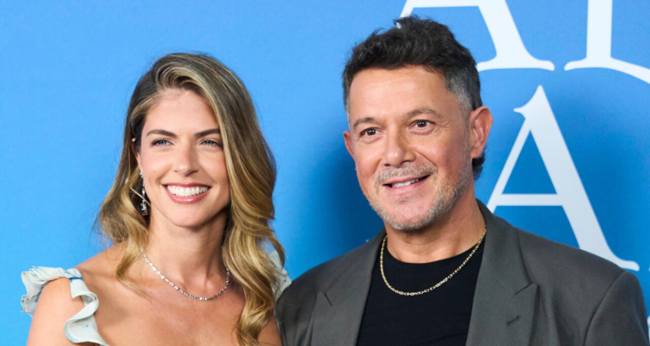 Súper enamorados: Alejandro Sanz y Stephanie Cayo posan juntos por primera vez en una alfombra roja en Madrid