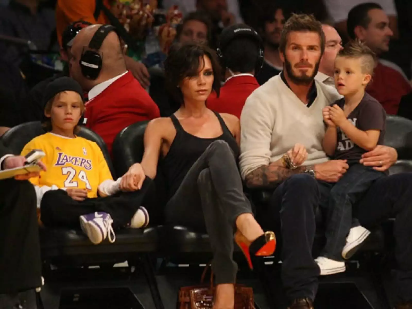 David Beckham, Victoria y sus hijos, pasan un buen rato en el juego de los Lakers.