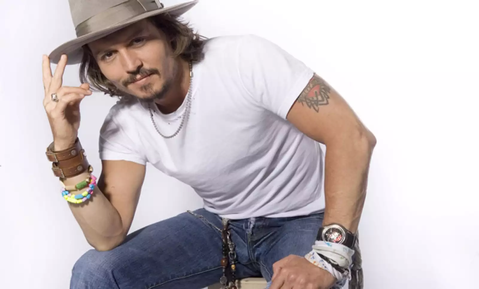 El vello facial  forma parte de la vida del actor, famoso por cintas como Piratas del Caribe, Alicia en el País de las Maravillas o El Joven Manos de Tijera.