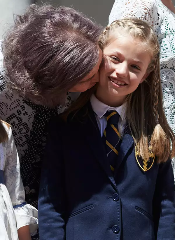 La reina es una abuela muy amorosa.