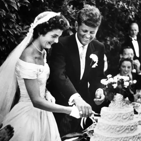 Con un vestido corte princesa diseñado por Ann Lowe, Jacqueline Kennedy contrajó nupcias con John F. Kennedy en Rhode Island en septiembre de 1953.