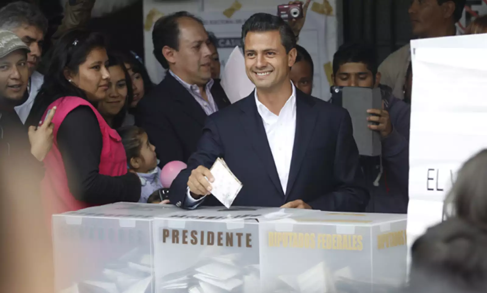 El candidato del Partido Revolucionario Institucional (PRI), Partido Verde Ecologista (PVEM) y del Movimiento por México votó alrededor de las 11:30 am de este domingo en una casilla ubicada en Atlacamulco.